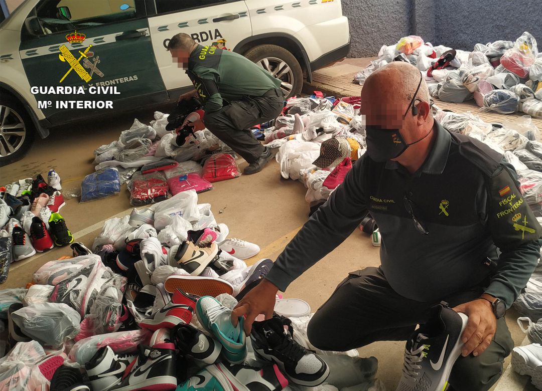 La Guardia Civil cerca de un millar de productos falsificados en Águilas