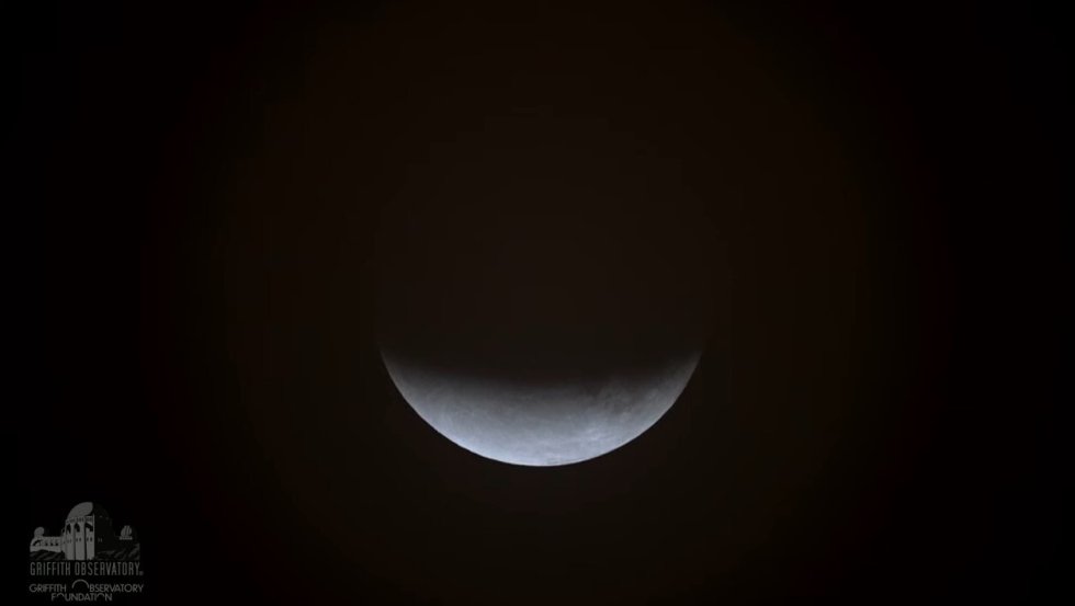 Eclipse lunar visto desde el observatorio astronómico de Griffith en Los Ángeles. Eclipse lunar visto desde el observatorio astronómico de Griffith en Los Ángeles.