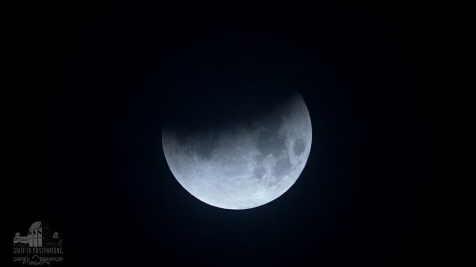 Eclipse lunar visto desde el observatorio astronómico de Griffith en Los Ángeles. Eclipse lunar visto desde el observatorio astronómico de Griffith en Los Ángeles.