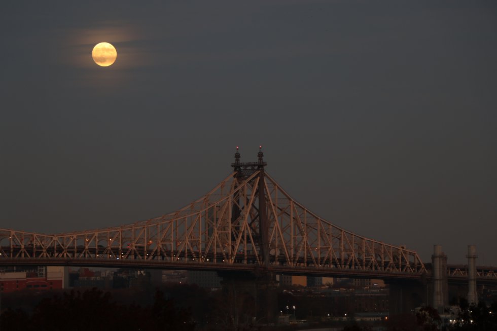 Luna detrás del puente de Queensboro en Nueva York, Estados Unidos. Luna detrás del puente de Queensboro en Nueva York, Estados Unidos.