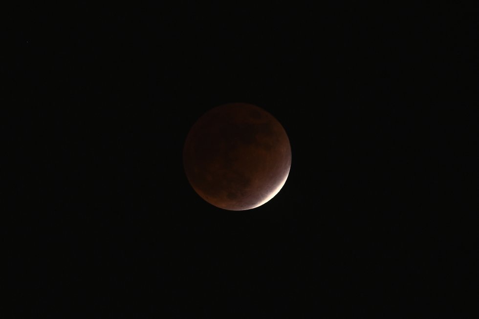 La Luna es vista durante el eclipse lunar desde el observatorio de Roppongi Hills en Tokyo. La Luna es vista durante el eclipse lunar desde el observatorio de Roppongi Hills en Tokyo.