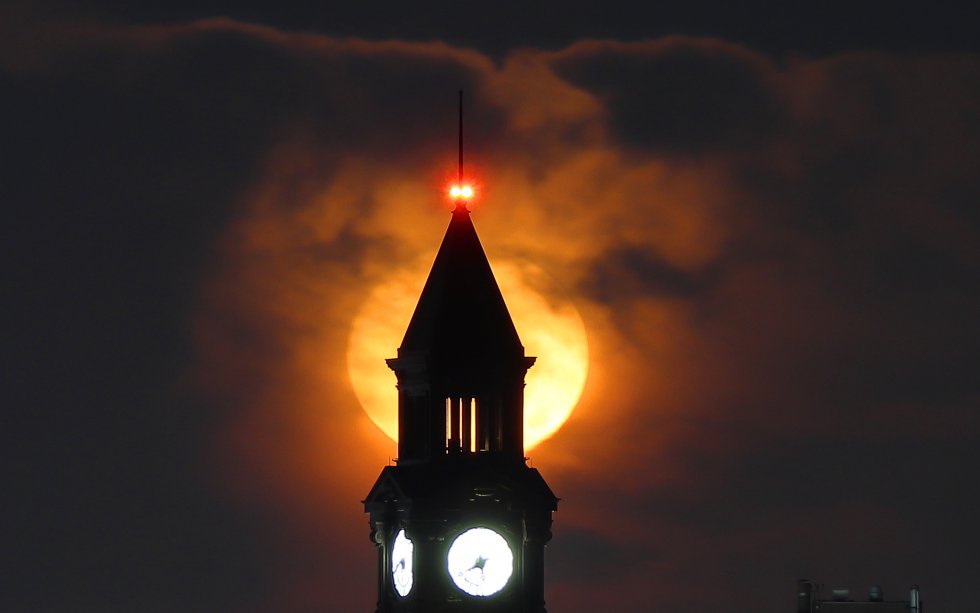 Luna vista detrás de la torre del reloj de Lackawanna antes del amanecer en Hoboken, Nueva Jersey. Luna vista detrás de la torre del reloj de Lackawanna antes del amanecer en Hoboken, Nueva Jersey.