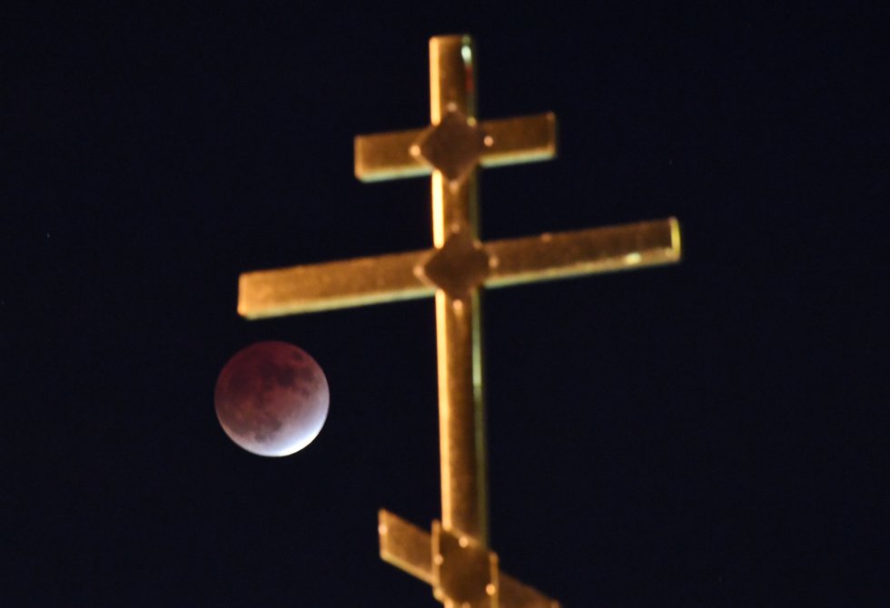 Eclipse lunar parcial visto por encima de la Catedral Saviour Transfiguration, Rusia. Eclipse lunar parcial visto por encima de la Catedral Saviour Transfiguration, Rusia.