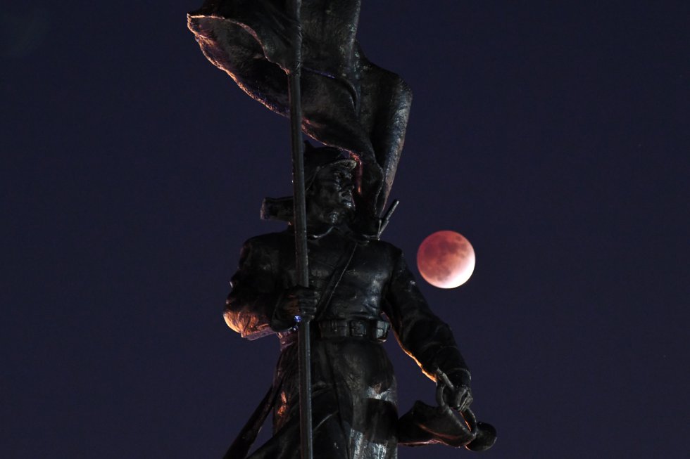 Vista del monumento a los Luchadores del Poder Soviético en Rusia durante el eclipse lunar parcial encima del centro de la ciudad. Vista del monumento a los Luchadores del Poder Soviético en Rusia durante el eclipse lunar parcial encima del centro de la ciudad.