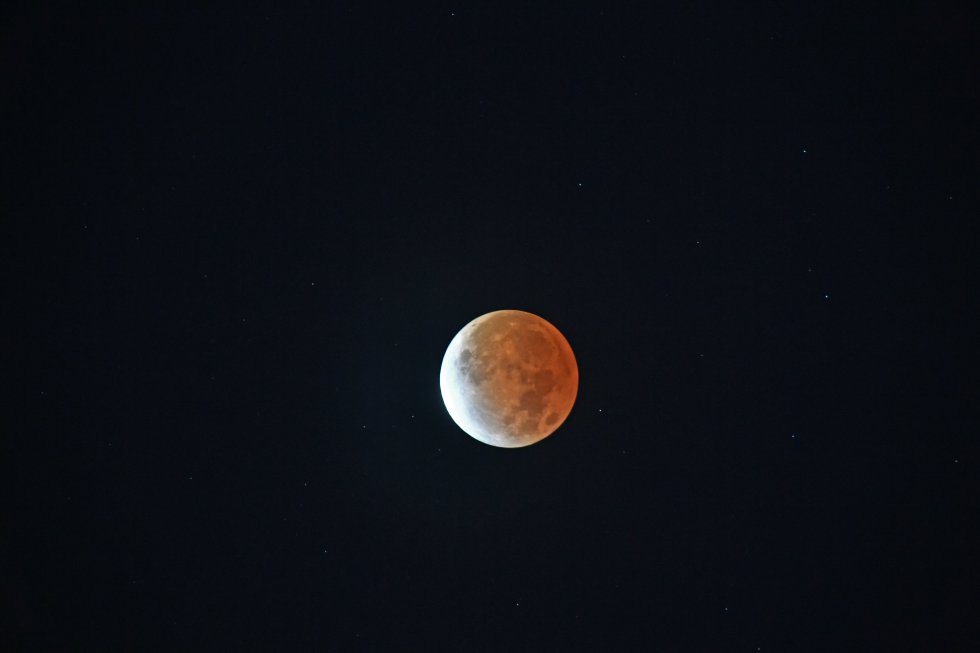 Eclipse lunar parcial observado en Charlotte, Estados Unidos. Eclipse lunar parcial observado en Charlotte, Estados Unidos.