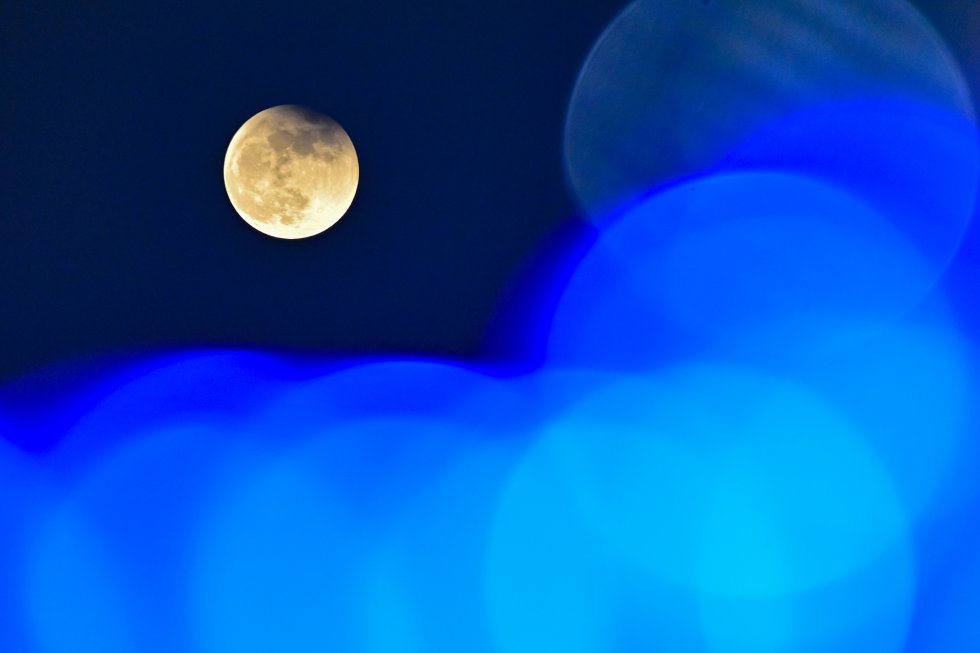 Eclipse lunar parcial es visto en el cielo sobre la ciudad de Qingzhou, al sur de la provincia de Shandong en China. Eclipse lunar parcial es visto en el cielo sobre la ciudad de Qingzhou, al sur de la provincia de Shandong en China.
