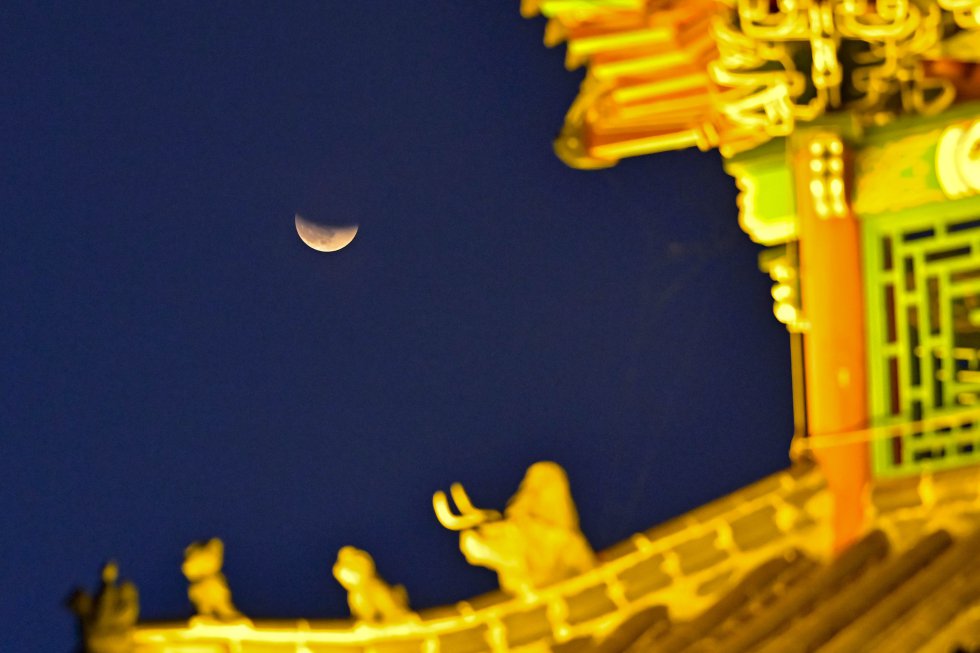 Eclipse lunar parcial es visto en el cielo sobre la ciudad de Qingzhou, al sur de la provincia de Shandong en China. Eclipse lunar parcial es visto en el cielo sobre la ciudad de Qingzhou, al sur de la provincia de Shandong en China.