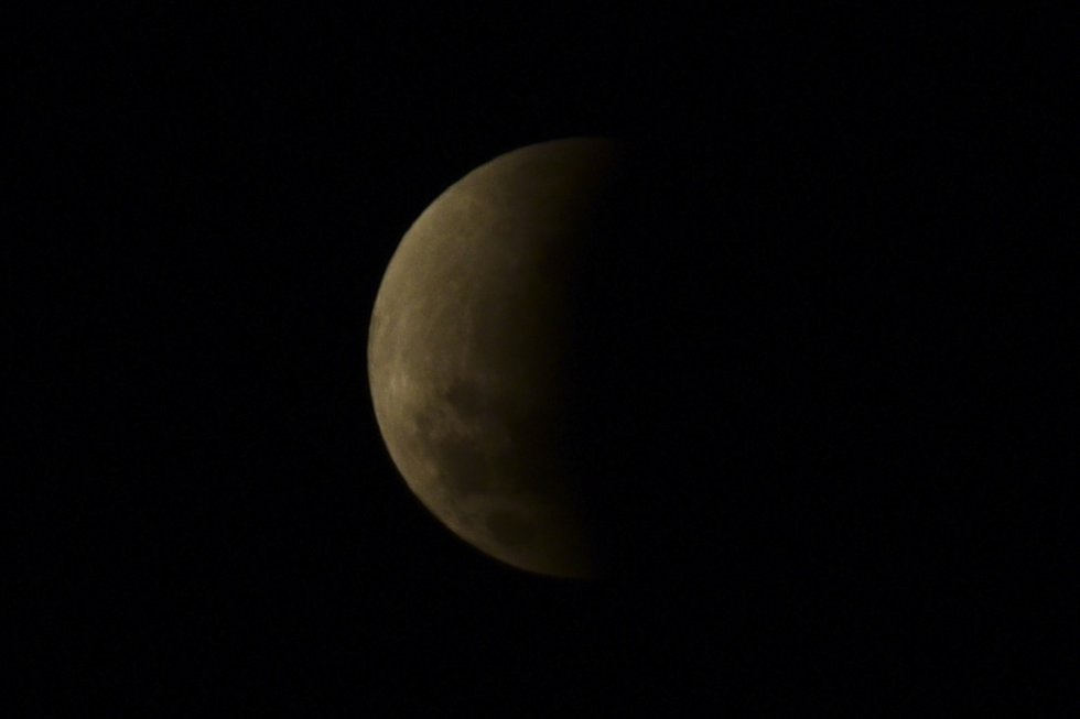 La luna es vista durante el eclipse parcial lunar en Asunción, Paraguay. La luna es vista durante el eclipse parcial lunar en Asunción, Paraguay.