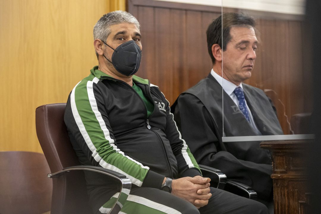 Bernardo Montoya, acusado de la agresión sexual y asesinato de Laura Luelmo, en la sala de la Audiencia de Huelva este lunes.