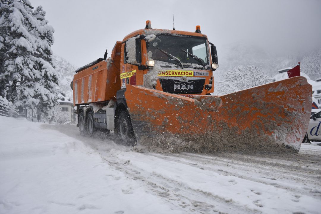 Archivo - Un camión quitanieves despeja una carretera en el Pirineo aragonés.