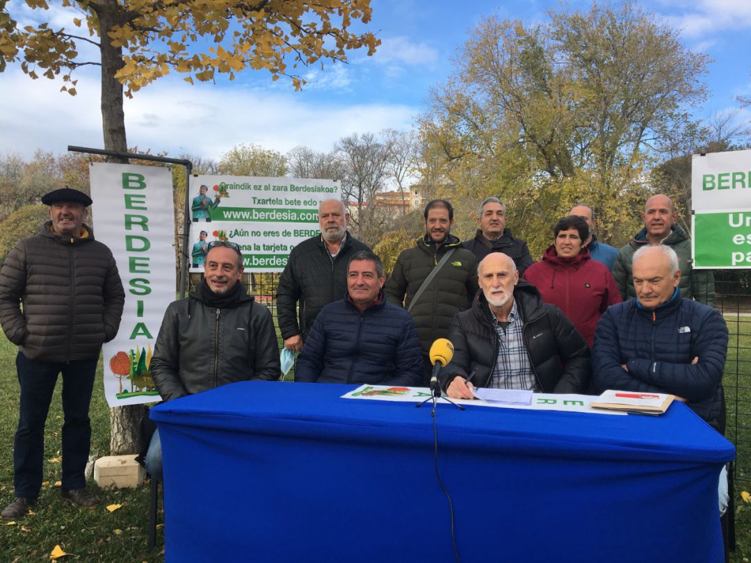 Representantes de Berdesia, grupos musicales y Ayuntamiento de Tafalla han presentado la campaña con el único olmo que queda en el Parque del Conde 