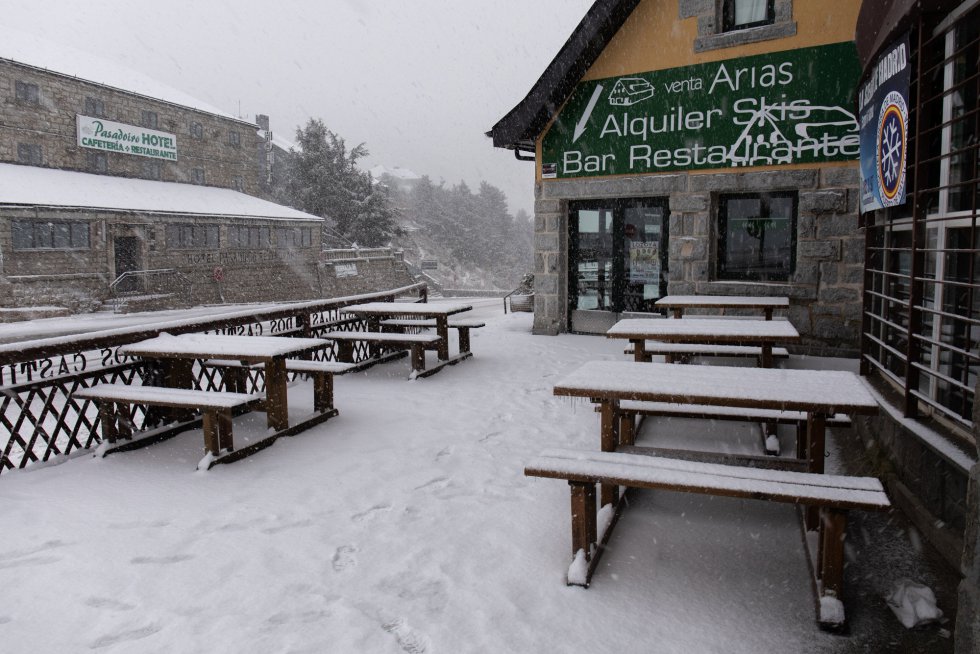 Un bar-restaurante afectado por el temporal de nieve en el Puerto de Navacerrada, a 22 de noviembre de 2021, en Madrid. Un bar-restaurante afectado por el temporal de nieve en el Puerto de Navacerrada, a 22 de noviembre de 2021, en Madrid.