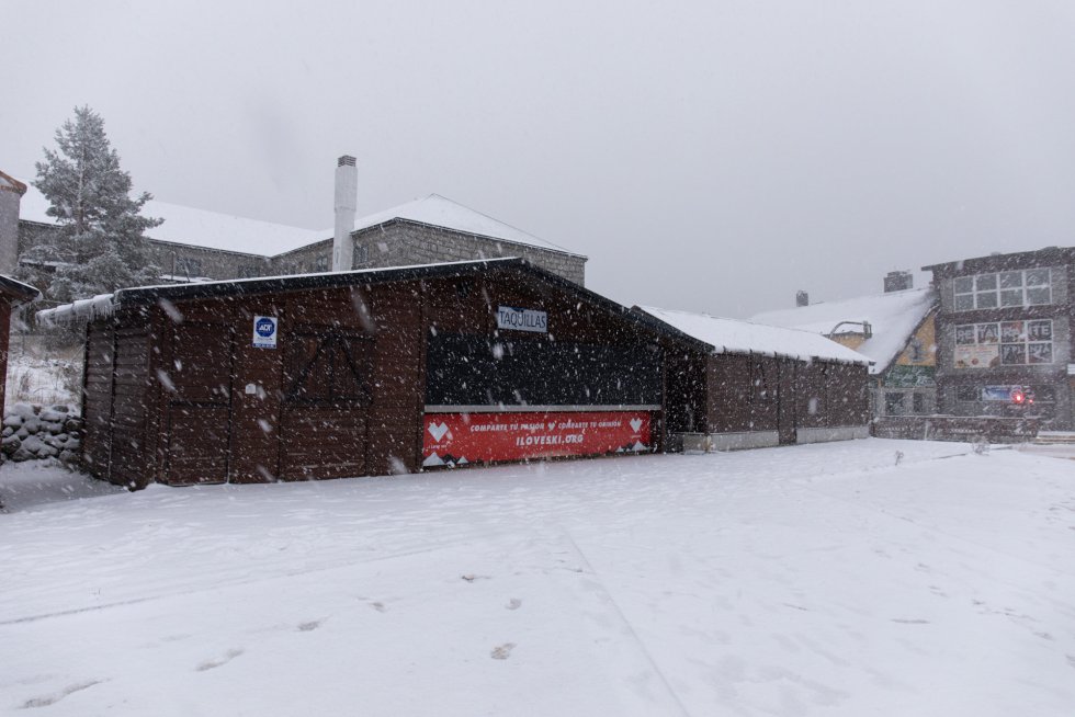 Las máquinas quitanieves están trabajando en la sierra de Madrid y desde Emergencias recuerdan a los conductores que extremen la precaución, aumenten la distancia de seguridad y reduzcan la velocidad. Las máquinas quitanieves están trabajando en la sierra de Madrid y desde Emergencias recuerdan a los conductores que extremen la precaución, aumenten la distancia de seguridad y reduzcan la velocidad.