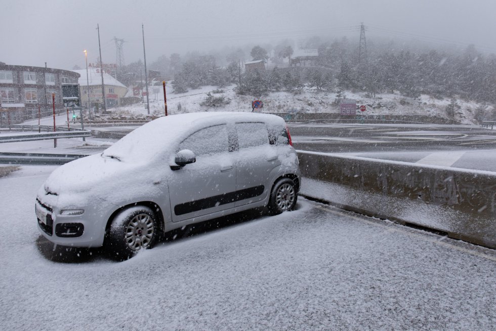 Un coche cubierto de nieve en el Puerto de Navacerrada, a 22 de noviembre de 2021, en Madrid, (España). Un coche cubierto de nieve en el Puerto de Navacerrada, a 22 de noviembre de 2021, en Madrid, (España).
