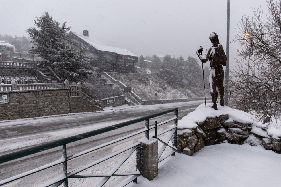 Emergencias recomienda llevar cadenas en los vehículos en caso de transitar por la zona de la Sierra de Madrid. Emergencias recomienda llevar cadenas en los vehículos en caso de transitar por la zona de la Sierra de Madrid.