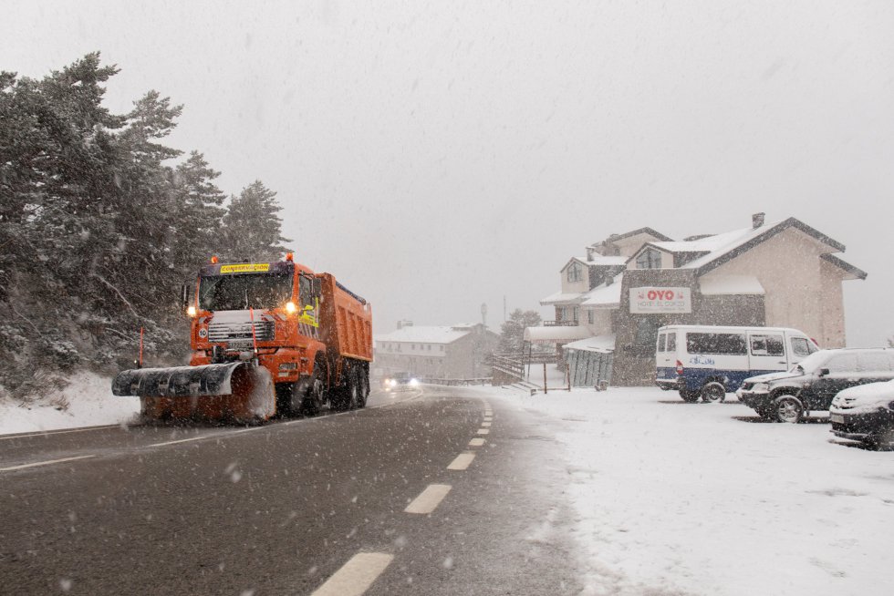 Una máquina quitanieves quita la nieve de las carreteras del Puerto de Navacerrada, a 22 de noviembre de 2021, en Madrid, (España). Una máquina quitanieves quita la nieve de las carreteras del Puerto de Navacerrada, a 22 de noviembre de 2021, en Madrid, (España).