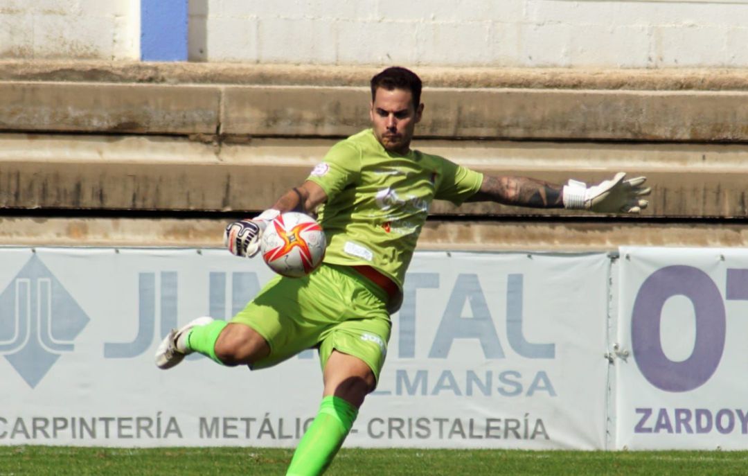 Álvaro Peral, durante un partido disputado con la U.D. Almansa