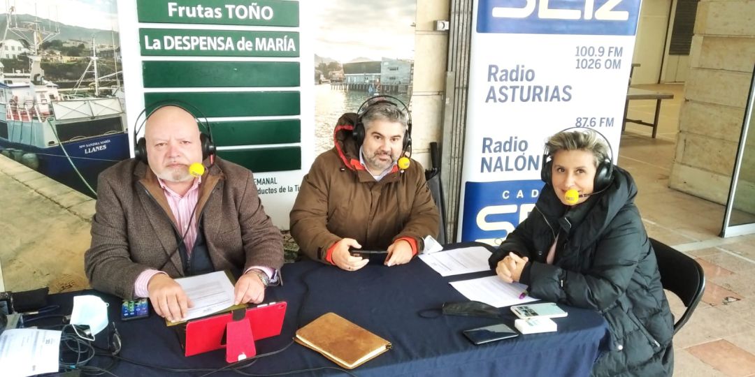 De izquierda a derecha, José Manuel Echéver (Hoy por hoy Asturias), Rubén Riaño (director del Grupo Radio Asturias) y Almudena Iglesias (Hoy por hoy Oriente)