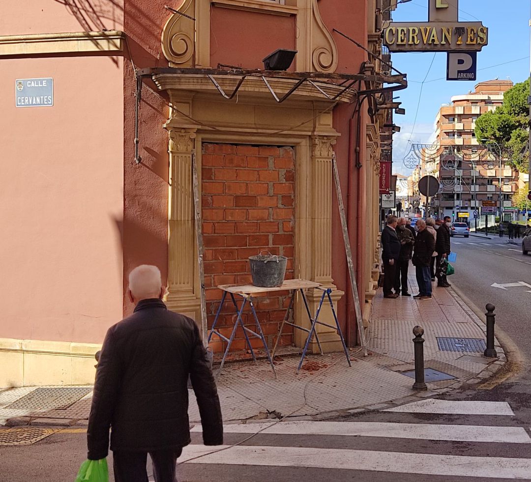 Operarios sellan los accesos al histórico Hotel Cervantes de Linares.