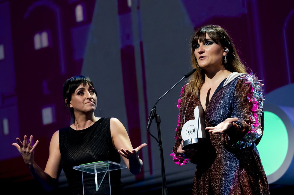 Rozalén recibe su galardón durante la gala de los Premios Dial en Tenerife. Rozalén recibe su galardón durante la gala de los Premios Dial en Tenerife.