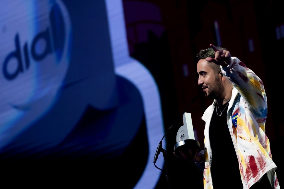 Beret recibe su galardón durante la gala de los Premios Dial en Tenerife. Beret recibe su galardón durante la gala de los Premios Dial en Tenerife.