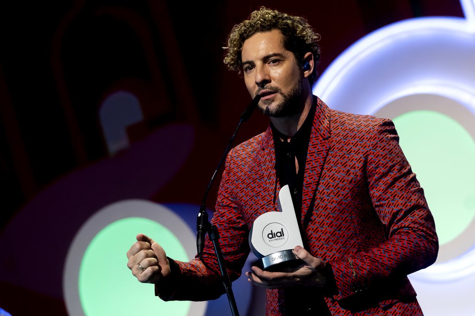 David Bisbal recibe su galardón durante la gala de los Premios Dial en Tenerife. David Bisbal recibe su galardón durante la gala de los Premios Dial en Tenerife.