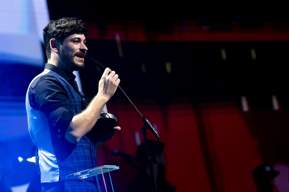 Cepeda recibe su galardón durante la gala de los Premios Dial en Tenerife. Cepeda recibe su galardón durante la gala de los Premios Dial en Tenerife.