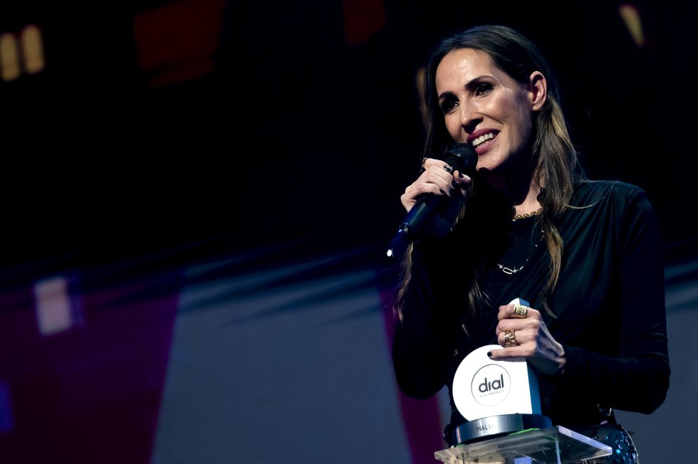Malú recibe su galardón durante la gala de los Premios Dial en Tenerife. Malú recibe su galardón durante la gala de los Premios Dial en Tenerife.