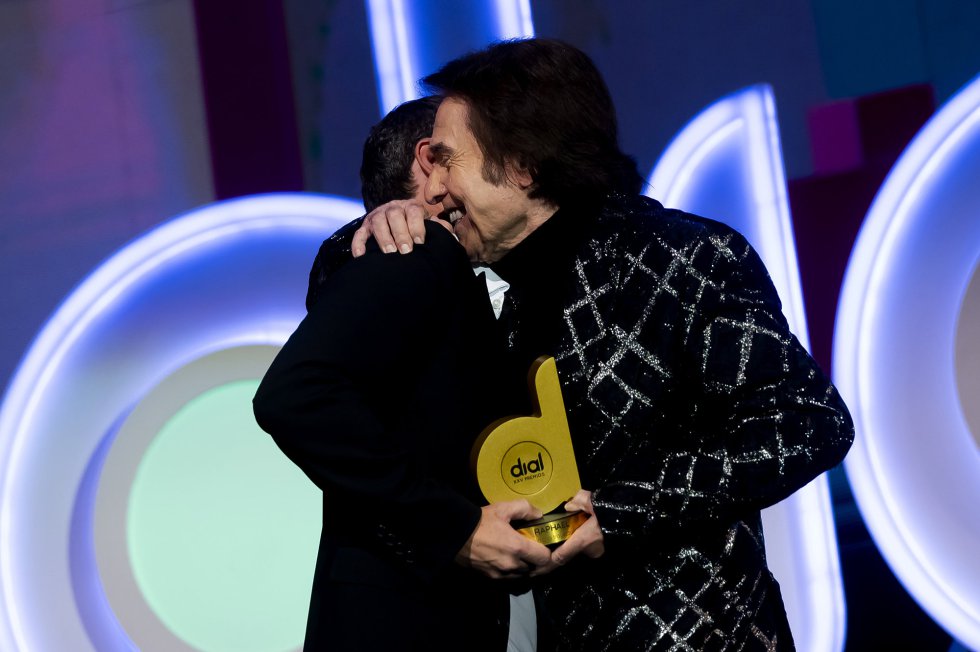 Raphael recibe su galardón durante la gala de los Premios Dial en Tenerife. Raphael recibe su galardón durante la gala de los Premios Dial en Tenerife.