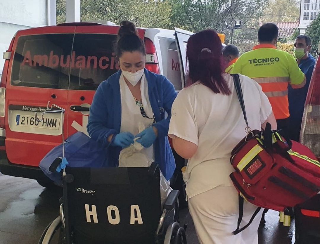 El Sespa comienza a evacuar a los pacientes ingresados en el Hospital de Arriondas.