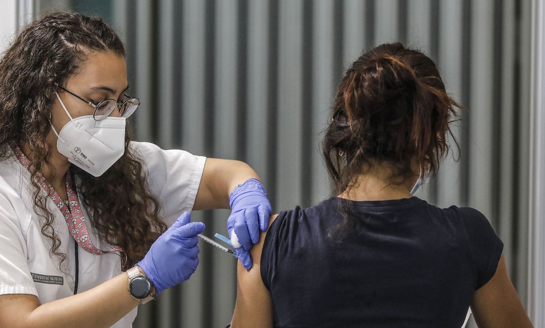 Una joven recibe la vacuna contra el Covid-19