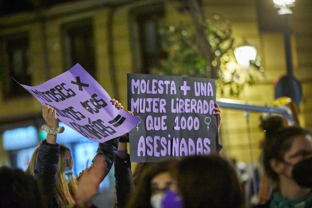 Archivo - Varias mujeres participan en una concentración feminista