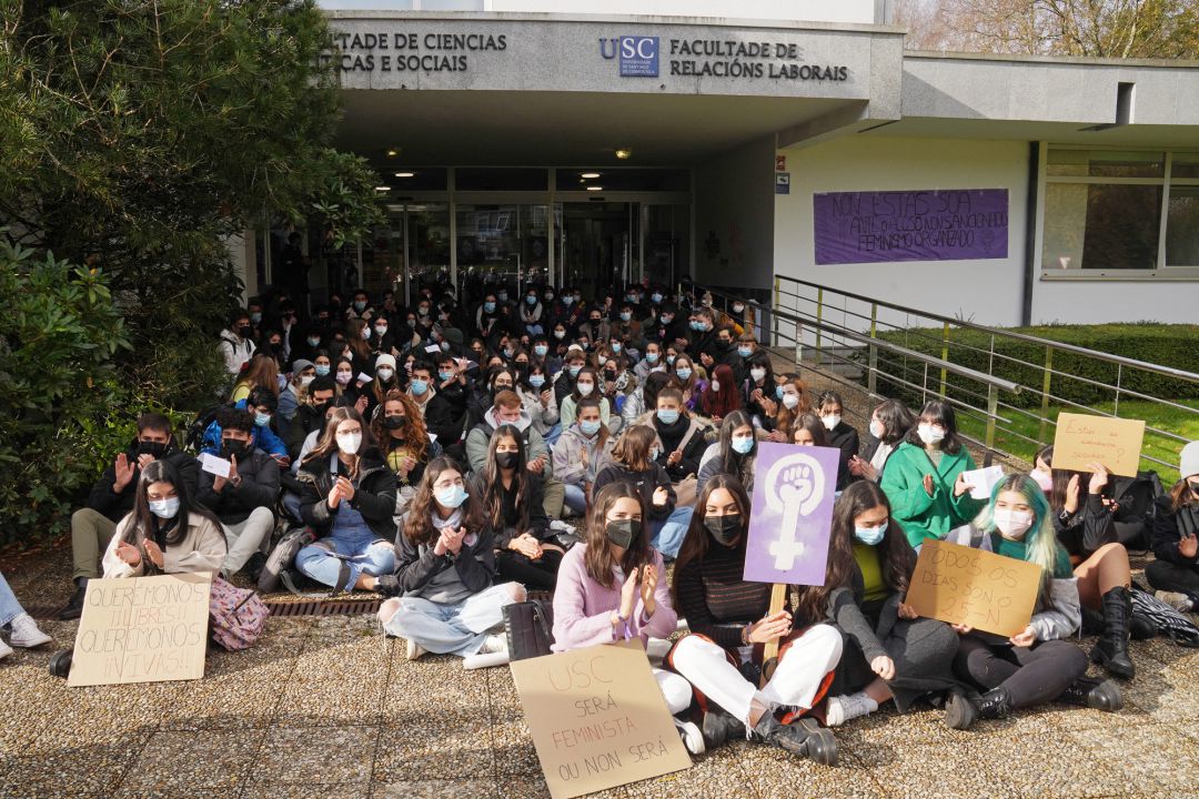 Sentada de alumnas de la Universidad de Santiago con carteles de mensajes feministas, contra un estudiante que tiene varias denuncias de acoso en las inmediaciones de la Facultad de Ciencias Políticas de la Universidad de Santiago de Compostela.