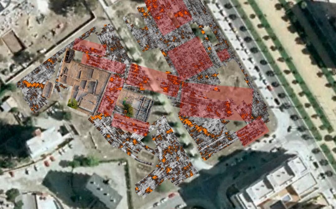 Imagen aérea de la zona donde se destaca en rojo las nuevas estructuras detectadas por el georradar
