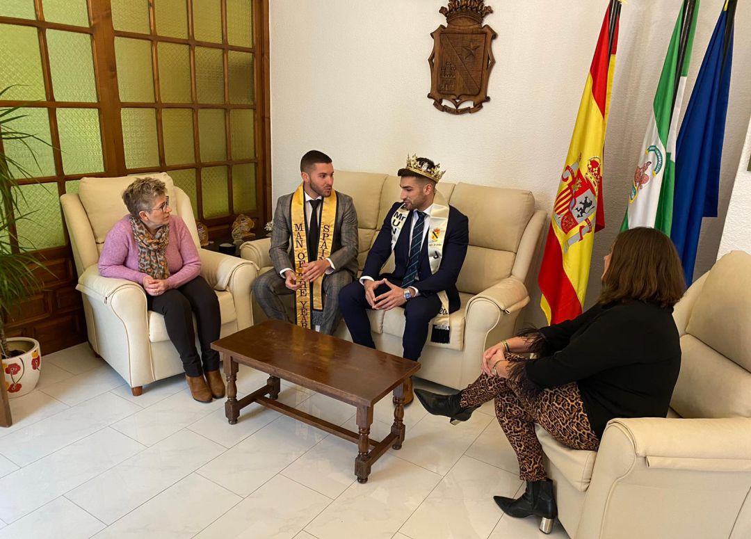 Momento de la recepción de la alcaldesa a Antonio Vílchez