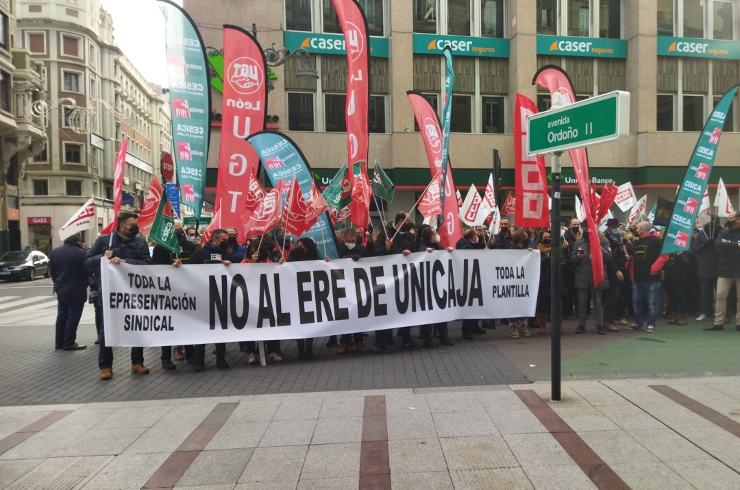 Los trabajadores de Unicaja se concentraron esta mañana frente a la sede del banco en Ordoño II en protesta por el ERE propuesto por la entidad
