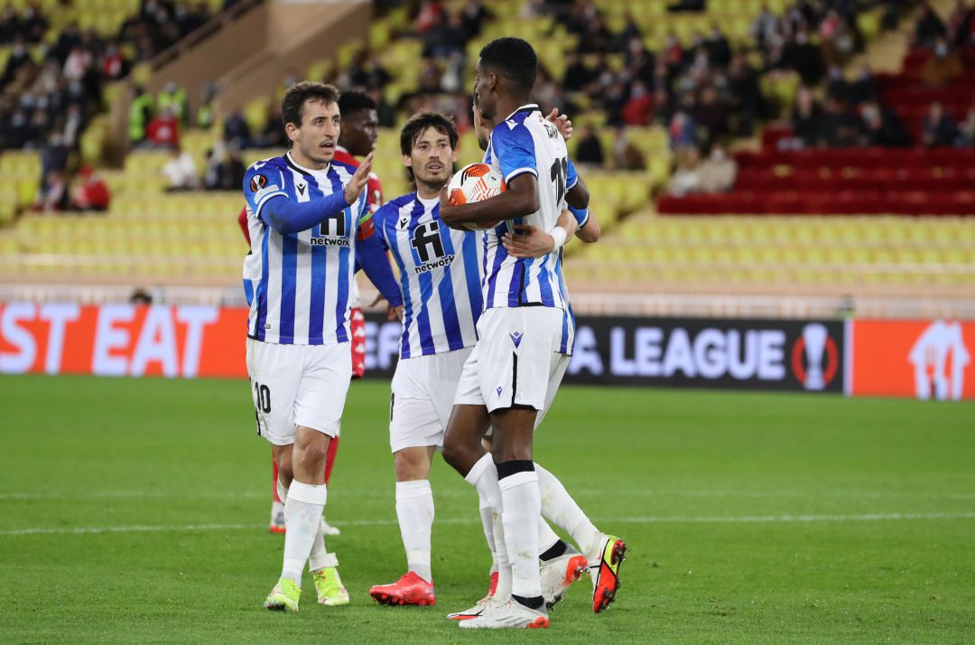 Isak y Silva, tocados en Monaco, celebran con Oyarzabal el gol del empate momentáneo 