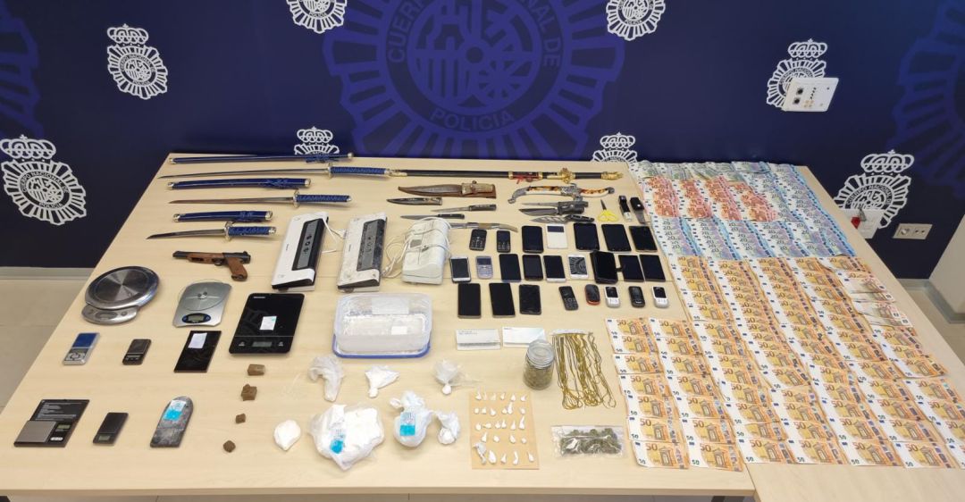 Droga, armas y dinero incautado por la Policía Nacional.