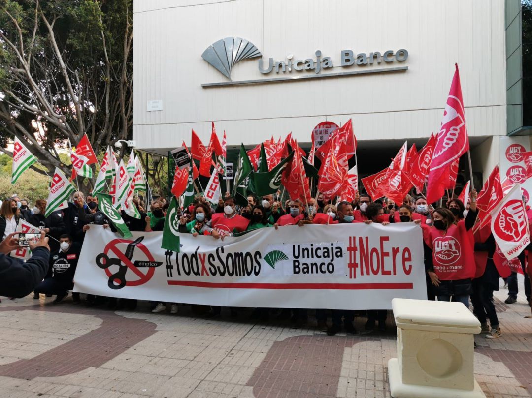 Concentración contra los despidos de Unicaja Banco ante la sede del banco en Málaga, el 16 de noviembre de 2021.