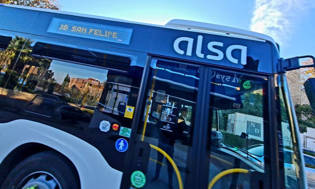 Autobús urbano de Jaén con la imagen de Alsa.