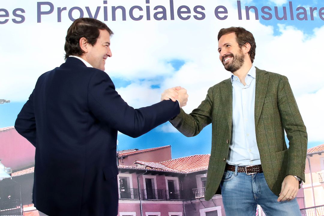 Pablo Casado y Alfonso Fernández Mañueco se saludan momentos antes de iniciarse el concláve popular en León