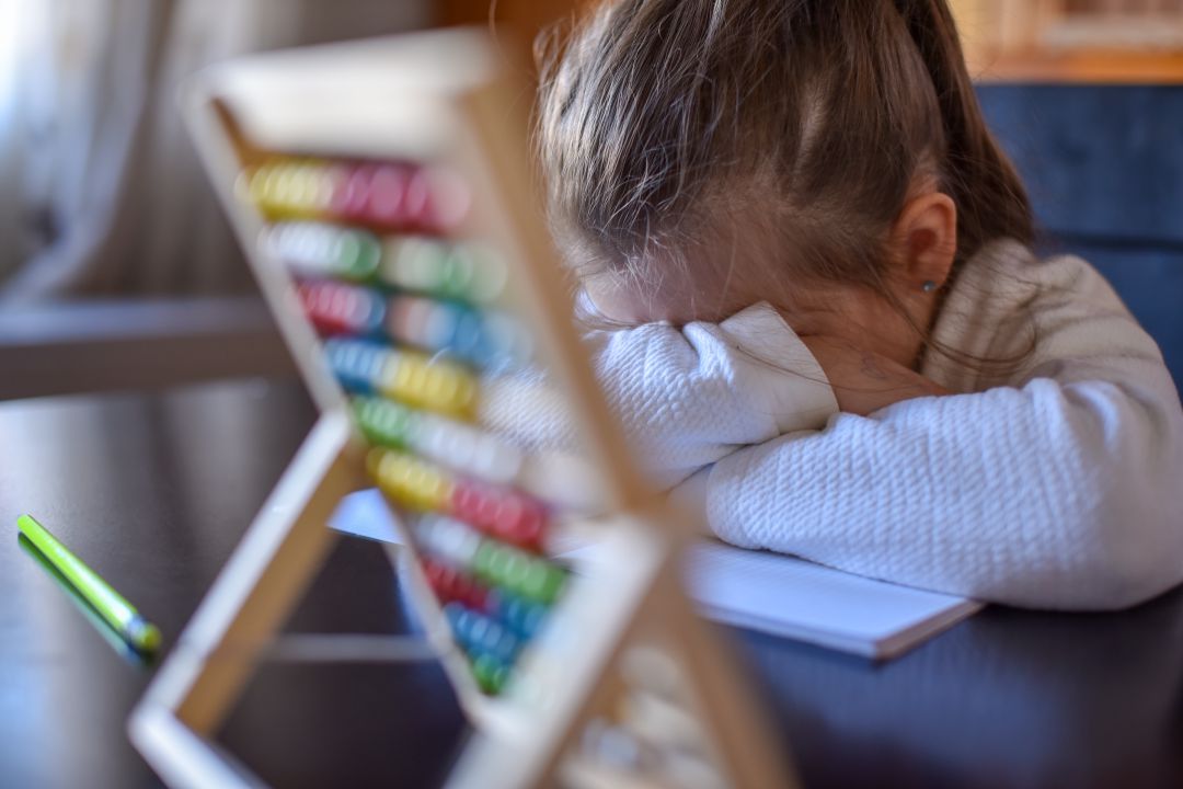 Una niña muestra frustración y enfado al realizar un ejercicio de cálculo