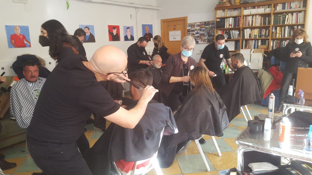 Los peluqueros cortan el pelo a las personas sin hogar en el Centro de Santa Clara.