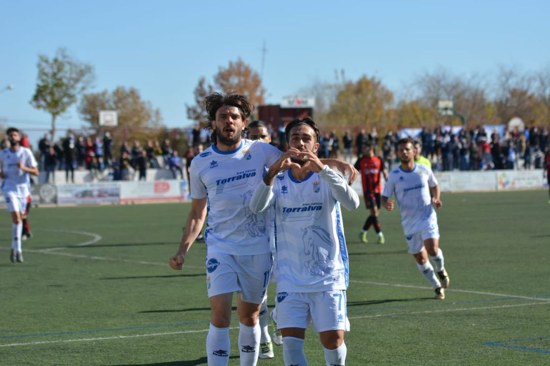 Joselillo junto a Migue celebrando el primer gol