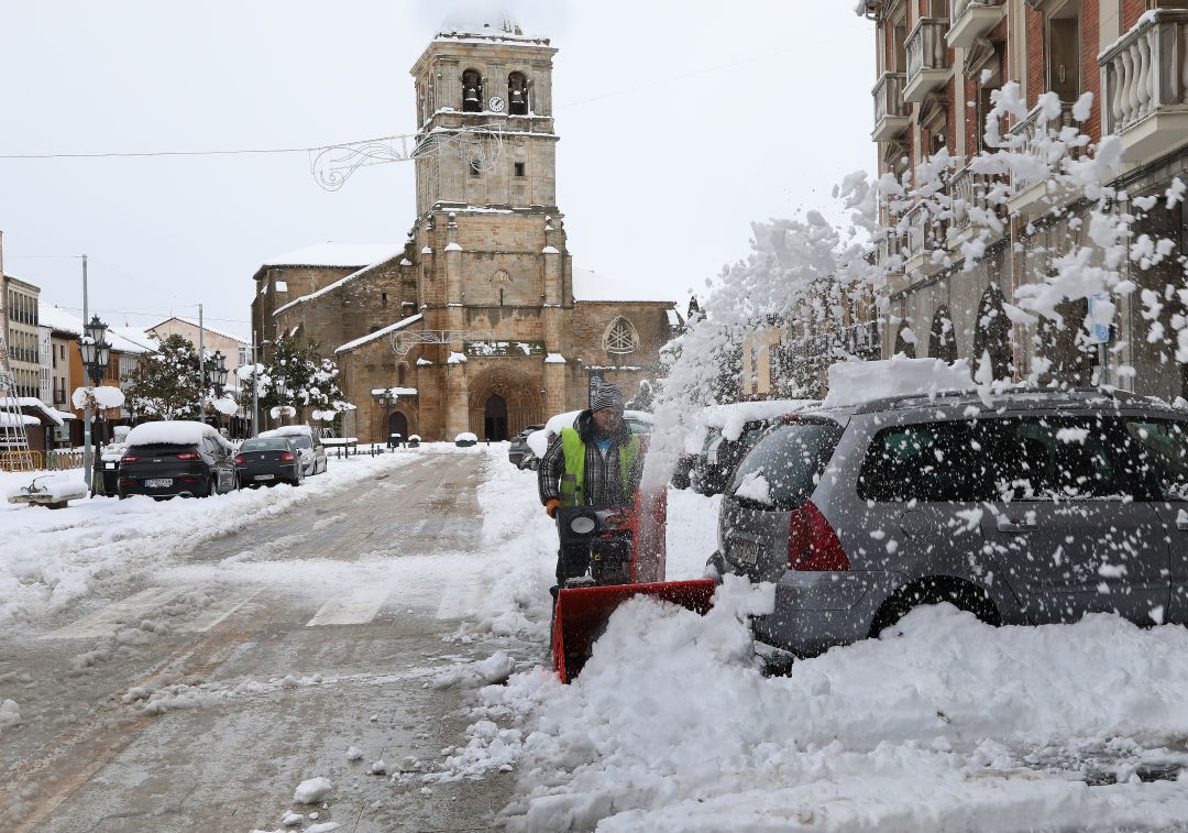 Un operario del Ayuntamiento de Aguilar de Campoo (Palencia) retira la nieve