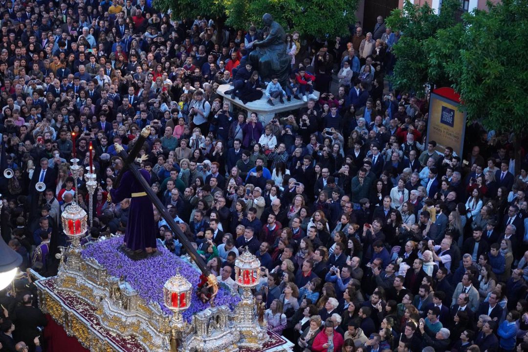 Imagen de una multitud en la Semana Santa de Sevilla