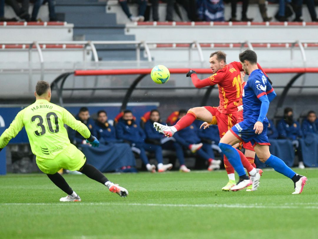 Vada envía el balón por encima de Unai en la jugada que acabó en el gol del Real Zaragoza