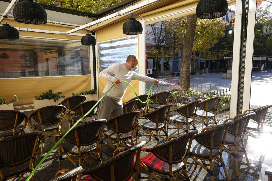 Archivo - Camareros limpiando y poniendo las mesas en las terrazas de los bares a primera hora de las mañana,  foto de archivo