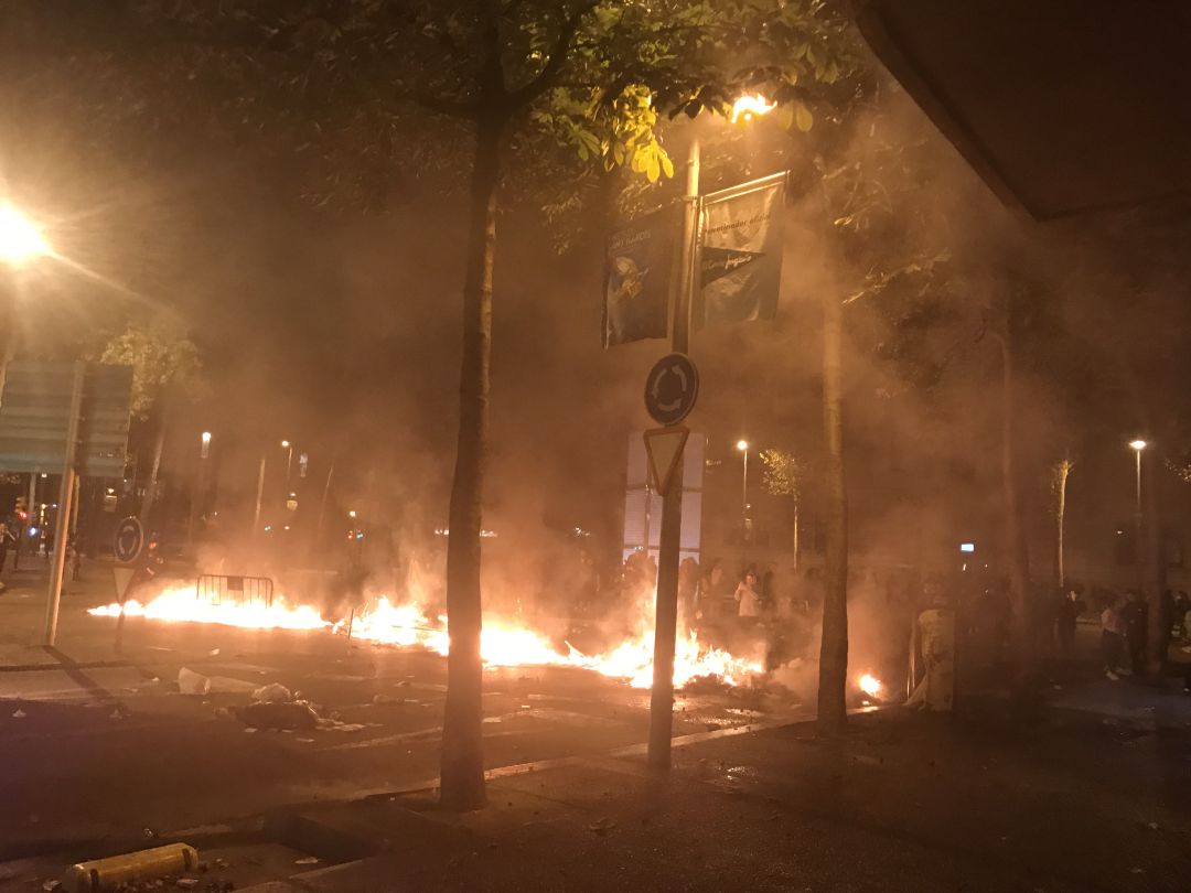 Filera de contenidors cremats a la confluència de la Gran Via Jaume I amb l'Avinguda Ramon Folch, la nit del 16 d'octubre de 2019