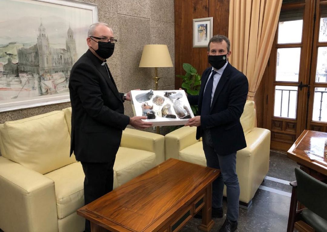 Sebastián Chico ha entregado un Belén murciano a Julio Millán durante su primera visita al Ayuntamiento de Jaén
